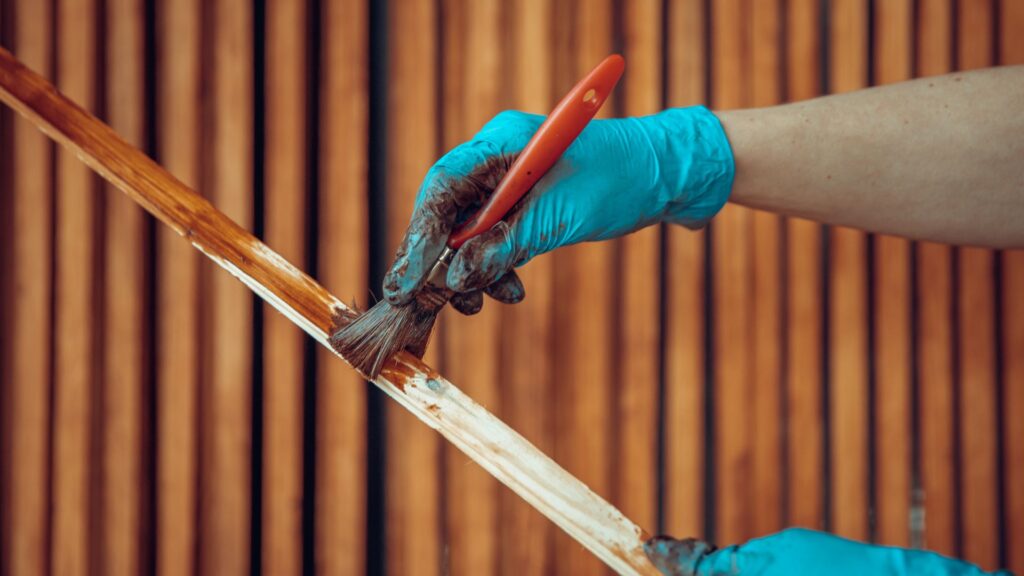 Como Envernizar Madeira Passo a Passo e Garantir um Acabamento Perfeito